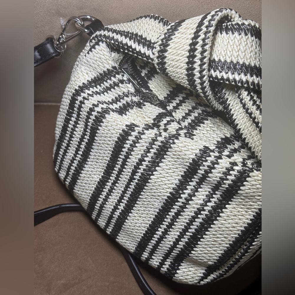 Urban Expressions Woven Knot bag with crossbody strap - Picture 4 of 7